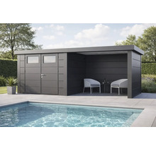 Modernes Metall-Gartenhaus mit Flachdach und integriertem überdachtem Loungebereich mit zwei Stühlen und Tisch, am Pool gelegen.