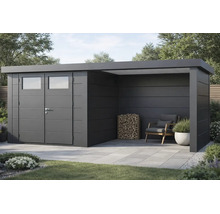 Modernes Metall-Gartenhaus mit überdachter Terrasse, Doppeltür mit Fenstern, Loungesessel und Kaminholz auf einer gepflasterten Terrasse.