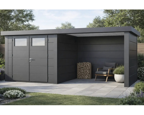 Modernes Metall-Gartenhaus mit überdachter Terrasse, Doppeltür mit Fenstern, Loungesessel und Kaminholz auf einer gepflasterten Terrasse.