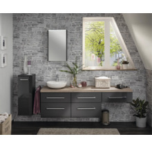 Modernes Badezimmer mit dunkelgrauen Badmöbeln, Waschtischplatte in Holzoptik, Aufsatzbecken, Spiegel und Wand in Steinoptik.