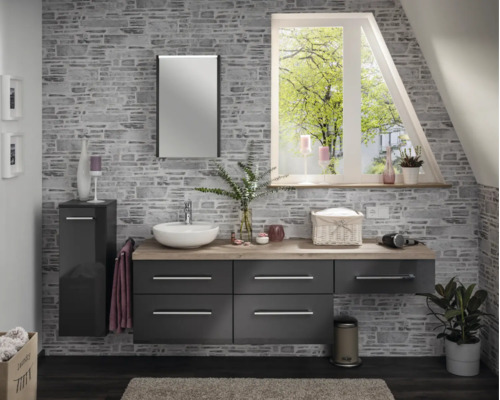 Modernes Badezimmer mit dunkelgrauen Badmöbeln, Waschtischplatte in Holzoptik, Aufsatzbecken, Spiegel und Wand in Steinoptik.