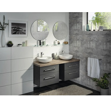 Modernes Badezimmer mit Doppelwaschtisch, zwei weißen Aufsatzbecken, Platte in Holzoptik, grauen Hängeschränken und zwei runden Spiegeln.