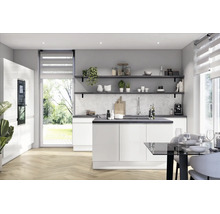 Moderne weiße Küche mit Insel, offenen grauen Regalen, Marmor-Rückwand und hellem Bodenbelag in Fischgrätenoptik.
