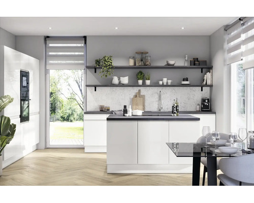Moderne weiße Küche mit Insel, offenen grauen Regalen, Marmor-Rückwand und hellem Bodenbelag in Fischgrätenoptik.