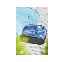 Poolroboter auf einer Holzterrasse neben einem Schwimmbecken mit Poolleiter.