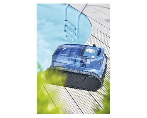 Poolroboter auf einer Holzterrasse neben einem Schwimmbecken mit Poolleiter.
