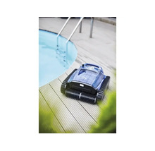 Roboter Poolreiniger auf einem Holzdeck neben einem Schwimmbecken mit Poolleiter.
