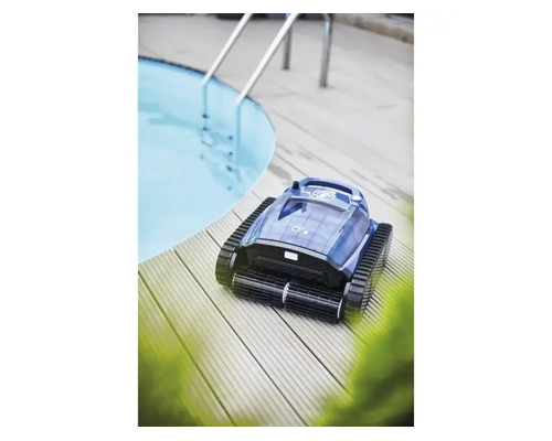 Roboter Poolreiniger auf einem Holzdeck neben einem Schwimmbecken mit Poolleiter.