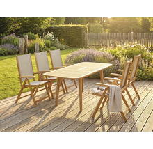 Gartenmöbel-Set aus Holz mit rechteckigem Tisch und fünf Klappstühlen auf einer Holzterrasse in einem sonnigen Garten mit Blumen.