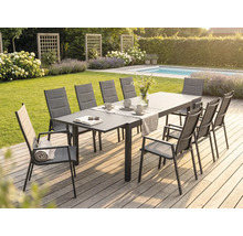 Moderne Garten-Essgruppe auf einer Holzterrasse mit großem Metalltisch und Hochlehner-Stühlen aus Textilgewebe in einer hellen Gartenanlage.