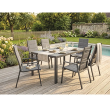 Gartenmöbel-Set mit rechteckigem Esstisch und sechs Armlehnstühlen auf einer Holzterrasse an einem Pool in einer gepflegten Gartenanlage.