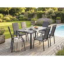 Moderne Garten-Essgruppe mit einem rechteckigen Tisch und sechs Sesseln auf einer Holzterrasse neben einem Pool im Garten.