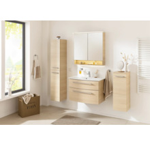 Modernes Badezimmermöbel Set in heller Holzoptik mit Waschtischunterschrank, Spiegelschrank und zwei Hängeschränken in hellem Badezimmer.