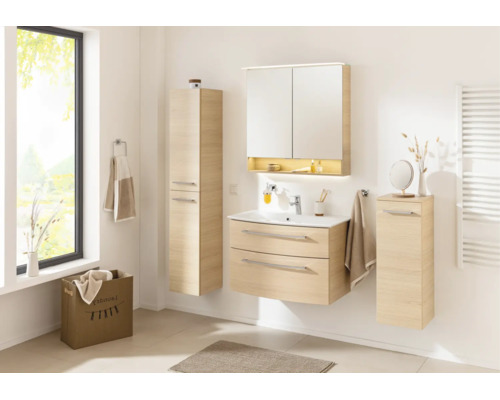 Modernes Badezimmermöbel Set in heller Holzoptik mit Waschtischunterschrank, Spiegelschrank und zwei Hängeschränken in hellem Badezimmer.