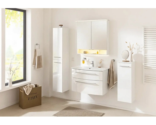Modernes, helles Badezimmer mit weißen Badmöbeln, bestehend aus Waschtischunterschrank, beleuchtetem Spiegelschrank, Hochschrank und Seitenschrank.