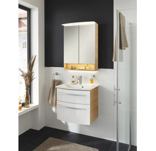 Badezimmer-Set bestehend aus einem weißen Waschbeckenunterschrank mit Holzoptik-Seiten und einem passenden Spiegelschrank mit Beleuchtung.