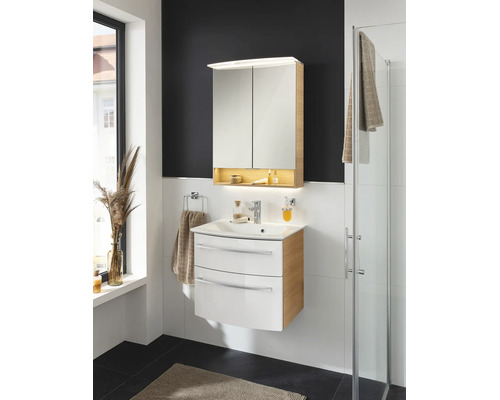 Badezimmer-Set bestehend aus einem weißen Waschbeckenunterschrank mit Holzoptik-Seiten und einem passenden Spiegelschrank mit Beleuchtung.