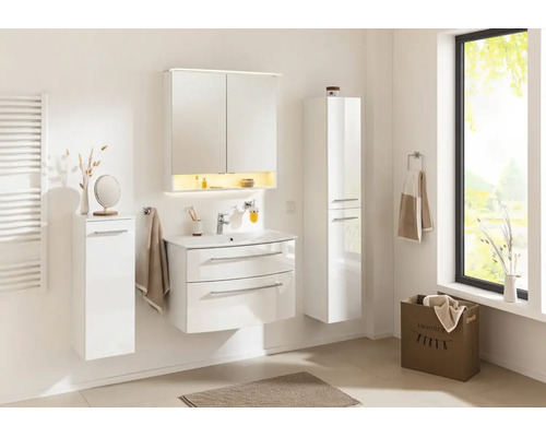 Modernes weißes Badezimmermöbel-Set mit Waschtisch, Spiegelschrank und zwei Seitenschränken in einem hellen, organisierten Raum.