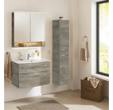 Modernes Badezimmermöbel-Set in grauer Holzoptik mit Waschtisch, Spiegelschrank und Hochschrank in hellem, organisiertem Badezimmer.