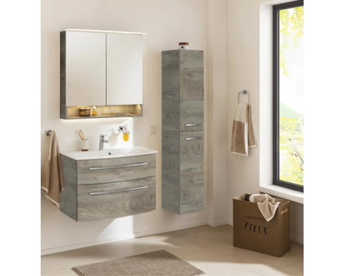 Modernes Badezimmermöbel-Set in grauer Holzoptik mit Waschtisch, Spiegelschrank und Hochschrank in hellem, organisiertem Badezimmer.