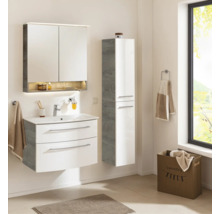 Modernes Badezimmer-Set in hellem Raum: weißer Waschbeckenunterschrank, Spiegelschrank mit Beleuchtung und Hochschrank in Holzoptik.