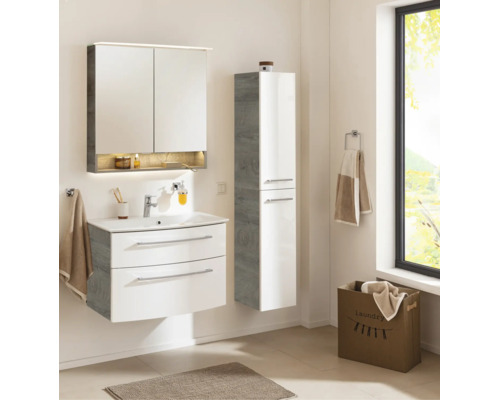 Modernes Badezimmer-Set in hellem Raum: weißer Waschbeckenunterschrank, Spiegelschrank mit Beleuchtung und Hochschrank in Holzoptik.