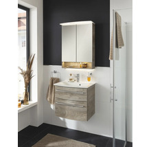 Modernes Badezimmer mit Waschtischunterschrank in Holzoptik, Keramikwaschbecken, Spiegelschrank mit Beleuchtung und Glasduschkabine.