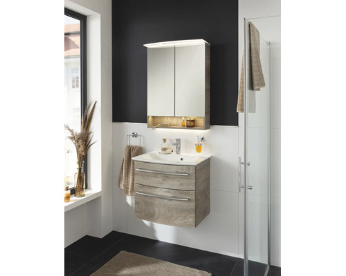 Modernes Badezimmer mit Waschtischunterschrank in Holzoptik, Keramikwaschbecken, Spiegelschrank mit Beleuchtung und Glasduschkabine.