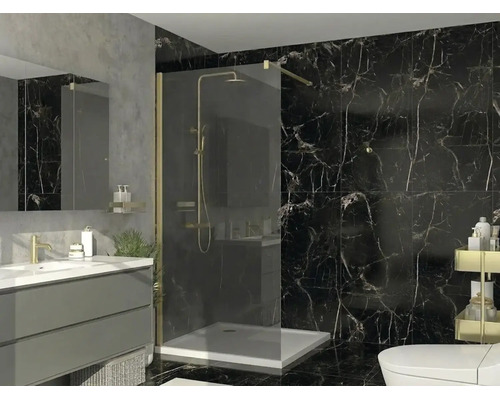 Modernes Badezimmer mit begehbarer Dusche, Glastrennwand, goldfarbenen Armaturen und Wand- und Bodenfliesen in schwarzer Marmoroptik.