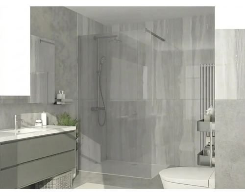 Modernes, helles Badezimmer mit begehbarer Glasdusche, grauem Waschtischunterschrank und Wandfliesen in Natursteinoptik.
