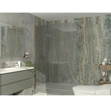 Modernes Badezimmer mit begehbarer Dusche aus Glas, Waschtisch mit Unterschrank, Spiegel und gemusterten Wandfliesen in Steinoptik.