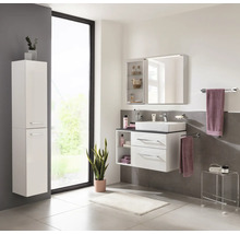 Modernes Badezimmermöbel-Set in Weiß mit Waschbeckenunterschrank, Spiegelschrank und Hochschrank in einem hellen Badezimmer.