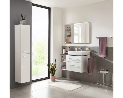 Modernes Badezimmermöbel-Set in Weiß mit Waschbeckenunterschrank, Spiegelschrank und Hochschrank in einem hellen Badezimmer.
