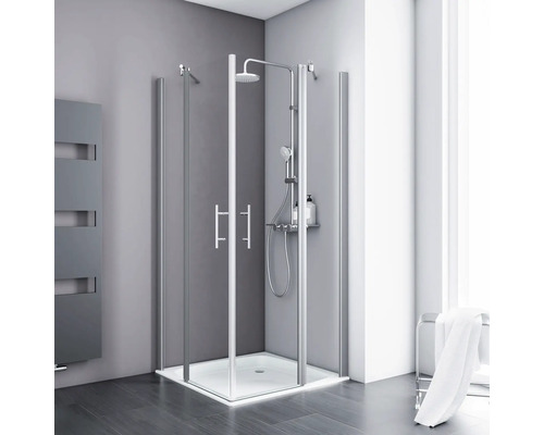 Moderne Eckdusche mit Glas-Pendeltüren, Chromgriffen und weißer Duschwanne in einem hellen, minimalistischen Badezimmer.