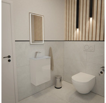 Modernes Gäste-WC mit wandhängendem WC, weißem Waschtischunterschrank, beleuchtetem Spiegel und einer Wandgestaltung aus Holzlamellen.