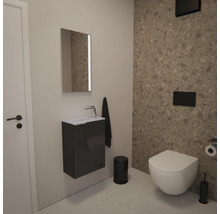 Moderne Gäste-Toilette mit wandhängender Toilette, kleinem Unterschrank in Anthrazit, Spiegel mit Beleuchtung und Fliesen in Steinoptik.