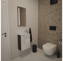 Moderne Gäste-Toilette mit Waschtischunterschrank, beleuchtetem Spiegel, Wand-Toilette und schwarzen Accessoires vor Fliesen in Steinoptik.