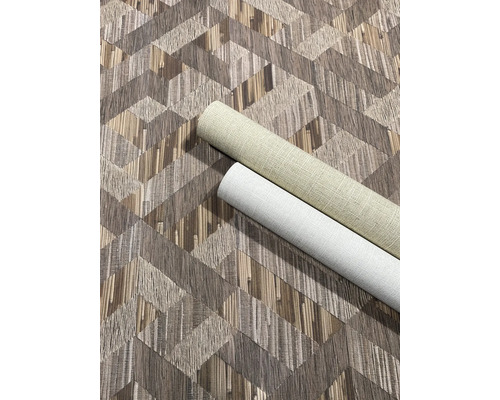 Vliestapete mit geometrischem Muster in Weboptik und zwei passende Tapetenrollen mit Struktur.