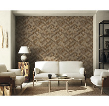 Vliestapete mit geometrischem 3D-Muster in einem hellen, modern eingerichteten Wohnzimmer mit Sofa, Sesseln und Beistelltisch.