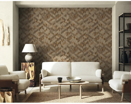 Vliestapete mit geometrischem 3D-Muster in einem hellen, modern eingerichteten Wohnzimmer mit Sofa, Sesseln und Beistelltisch.