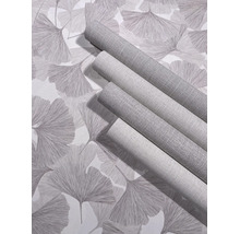 Tapetenrollen mit Ginkgoblatt-Muster und Leinenstruktur.