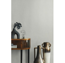 Vliestapete mit Leinenstruktur in einem modern eingerichteten Raum mit Sideboard und Dekovasen.