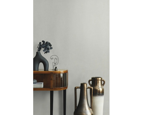 Vliestapete mit Leinenstruktur in einem modern eingerichteten Raum mit Sideboard und Dekovasen.