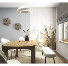 Helles Esszimmer mit Holztisch, gepolsterten Stühlen und Sitzbank, einer Fototapete mit Blumenmuster und einer modernen Pendelleuchte.