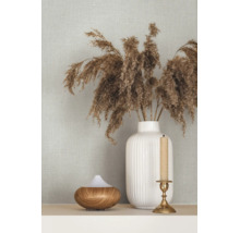 Tapete in Leinenoptik in einem modernen Interieur mit weißer Vase, Trockengras, Holz-Diffusor und einem Kerzenständer.