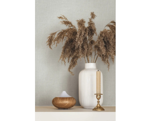 Tapete in Leinenoptik in einem modernen Interieur mit weißer Vase, Trockengras, Holz-Diffusor und einem Kerzenständer.