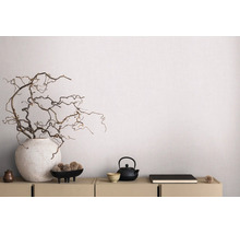 Moderne strukturierte Tapete in einem hellen Raum mit Sideboard, großer Vase mit Zweigen und Teekanne.
