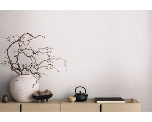Moderne strukturierte Tapete in einem hellen Raum mit Sideboard, großer Vase mit Zweigen und Teekanne.