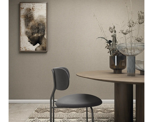 Strukturierte Tapete in einem modern gestalteten Esszimmer mit rundem Holztisch, modernem Stuhl und Wandbild.