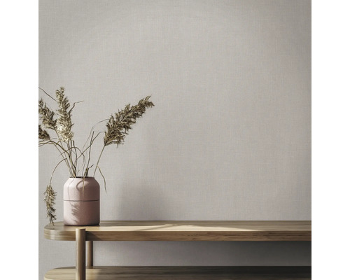 Tapete mit Leinenstruktur in einem hellen Raum mit Holzbank und Vase mit Trockenblumen.